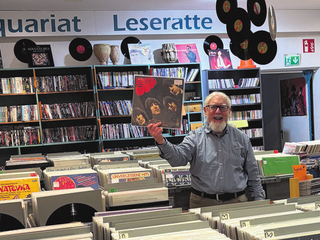 Tausende Schallplatten: In der Buchhandlung Seifert spielt auch die Musik eine große Rolle. Inhaber Peter Peschke winkt mit den Beatles. Foto: ey