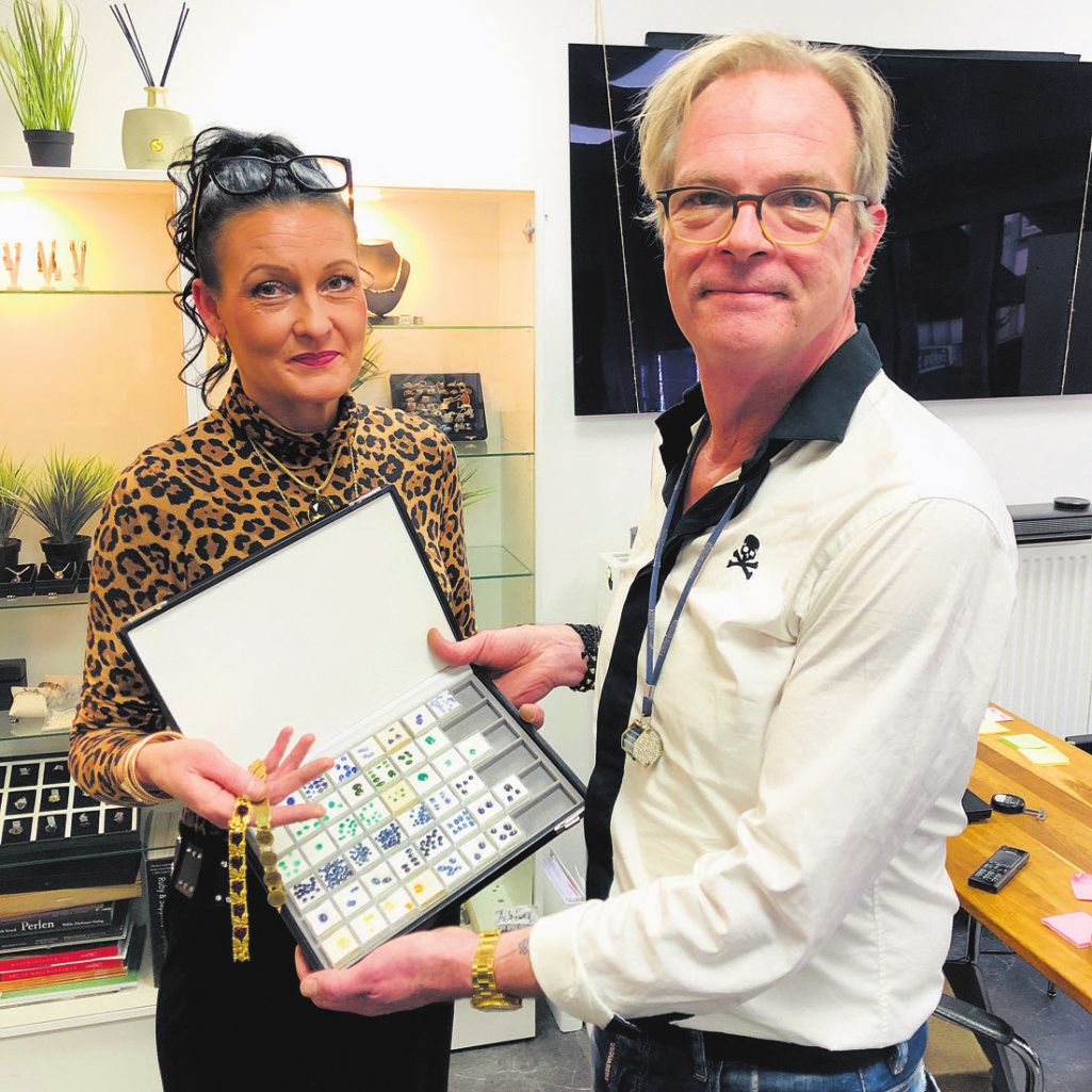 Top-Team für Schmuck und Edelsteine: Sven Henkel und seine Mitarbeiterin Sandra Krause. Foto: ey