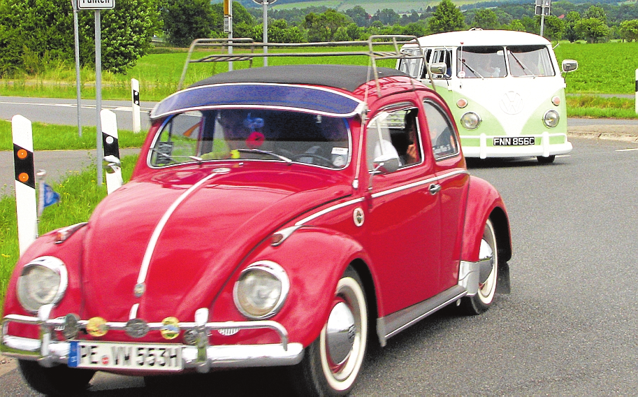 Glänzende Schätzchen, schwimmende Autos